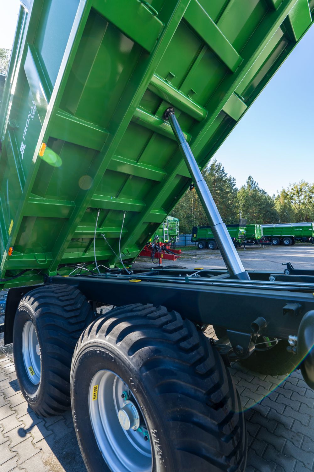 Auffahrrad, Ladewagen, Schwanenhalsdämpfer, große Reifen, grüne Metallstruktur