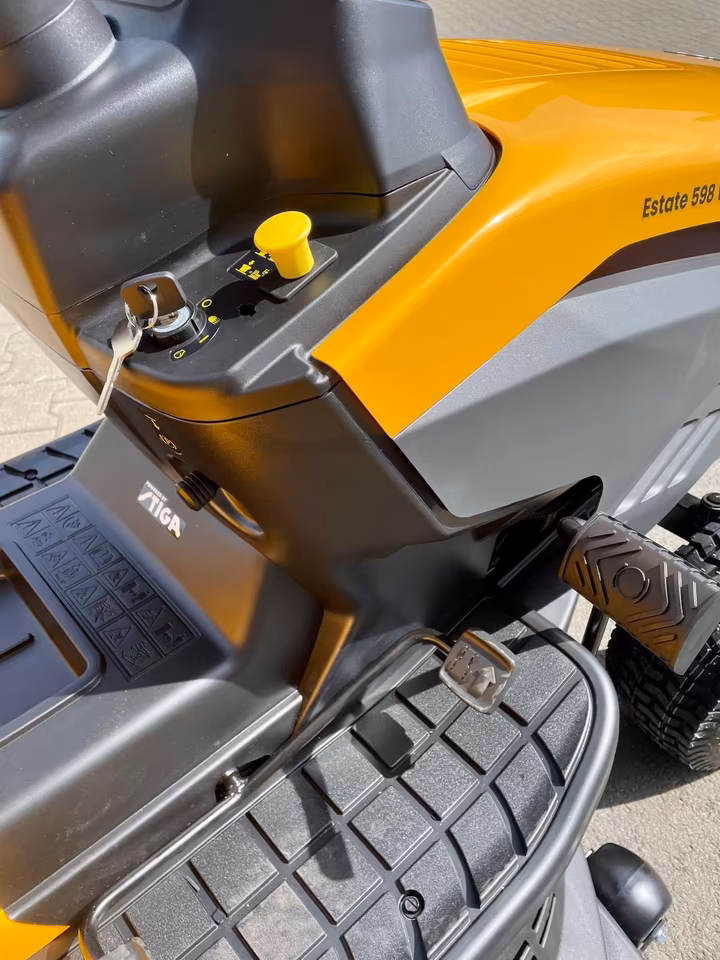 STIGA Estate 598 W Rasentraktor – 98 cm – 19,6 PS – 2-Zylinder – Mulchkit, Anhängerkupplung & Ladegerät