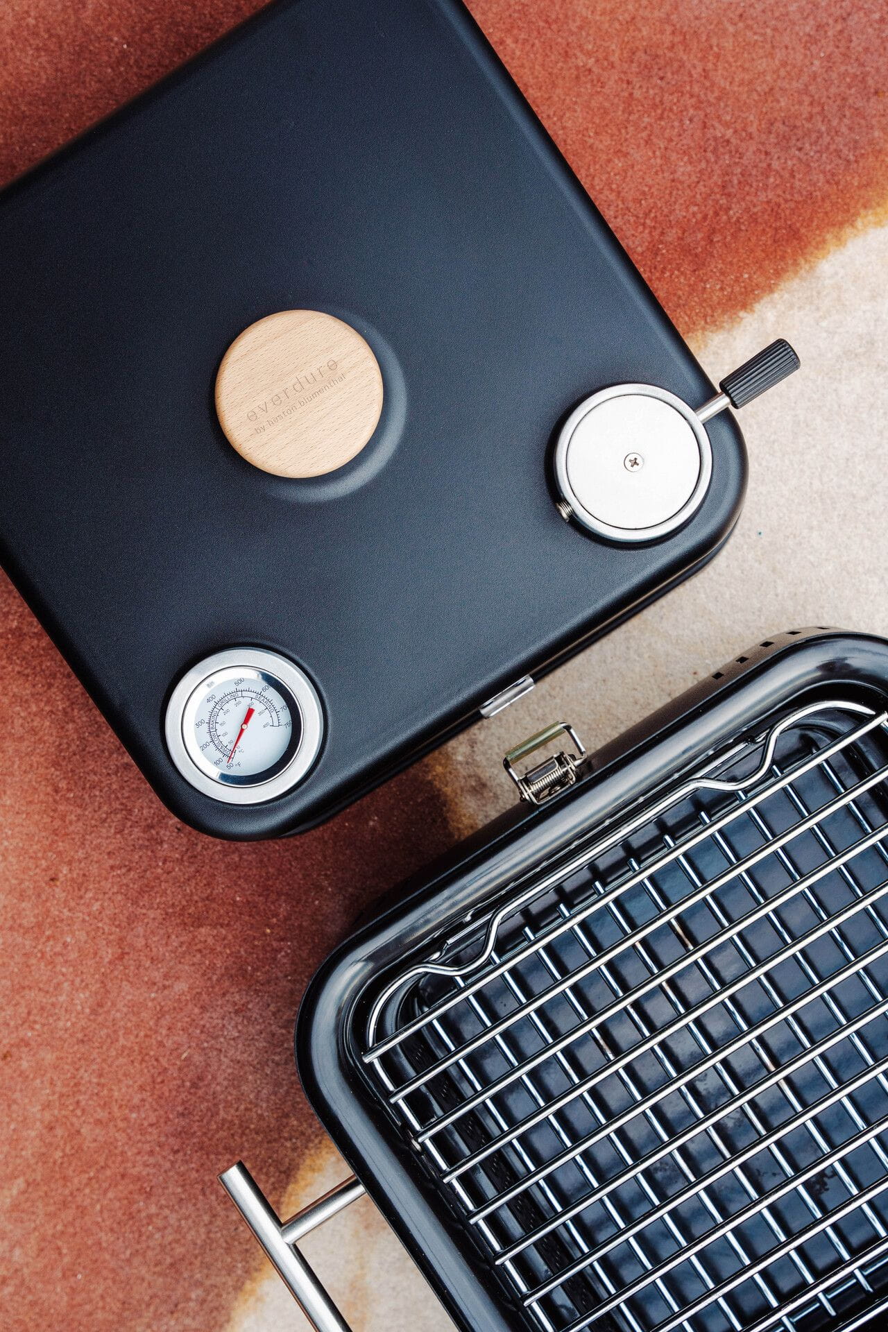 Everdure CUBE 360 - Tragbarer Holzkohlegrill mit Haube & Thermometer