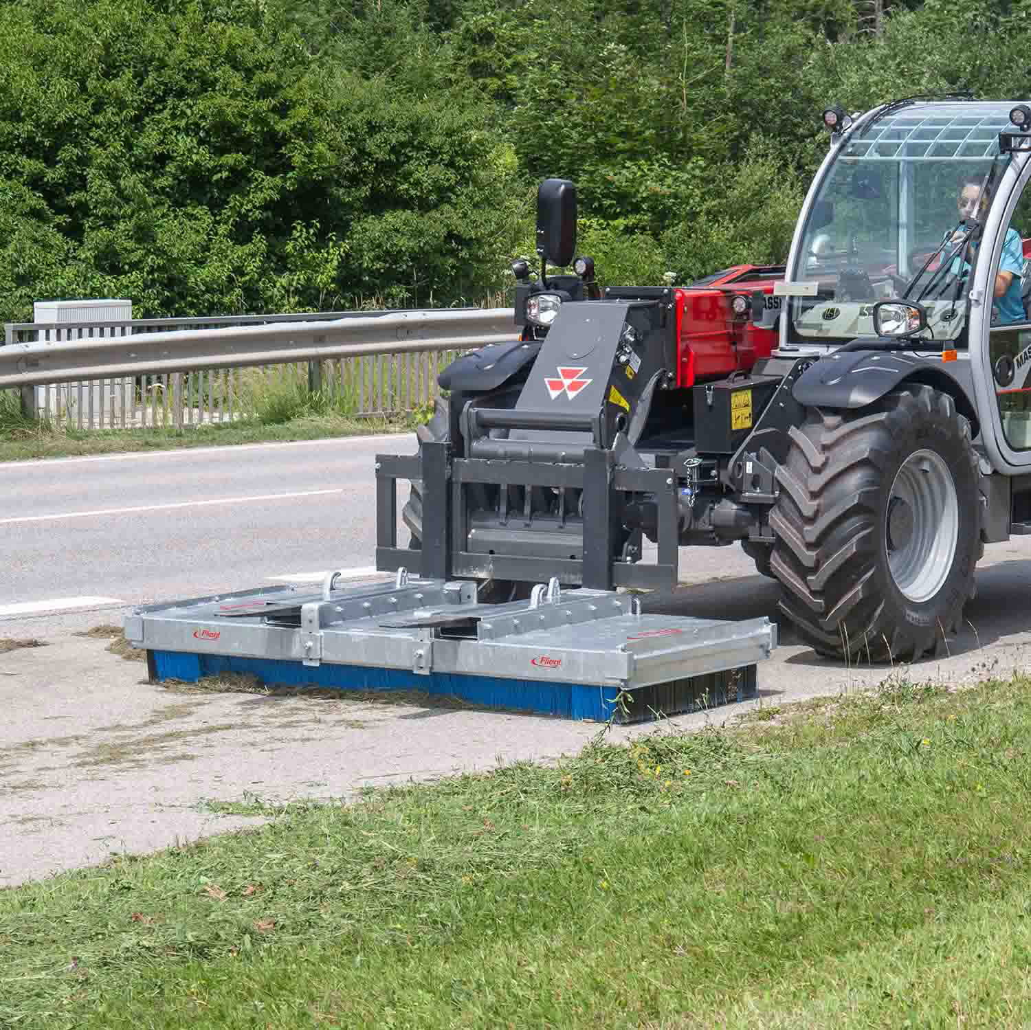 Fliegl Kehrbesen Titan 2000 mm | verzinkt | 22 Reihen | Stapler- & Euronormaufnahme