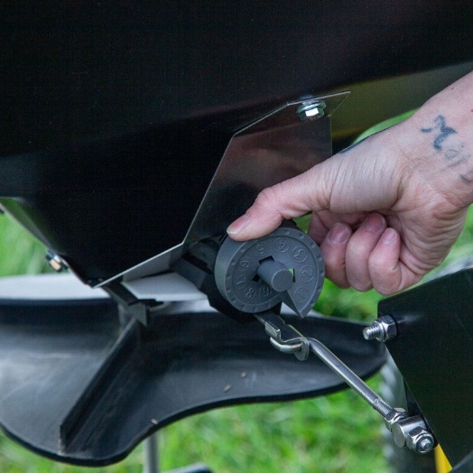 Spyker Streuanhänger – Profi Anhängerstreuer 100 Liter für große Flächen