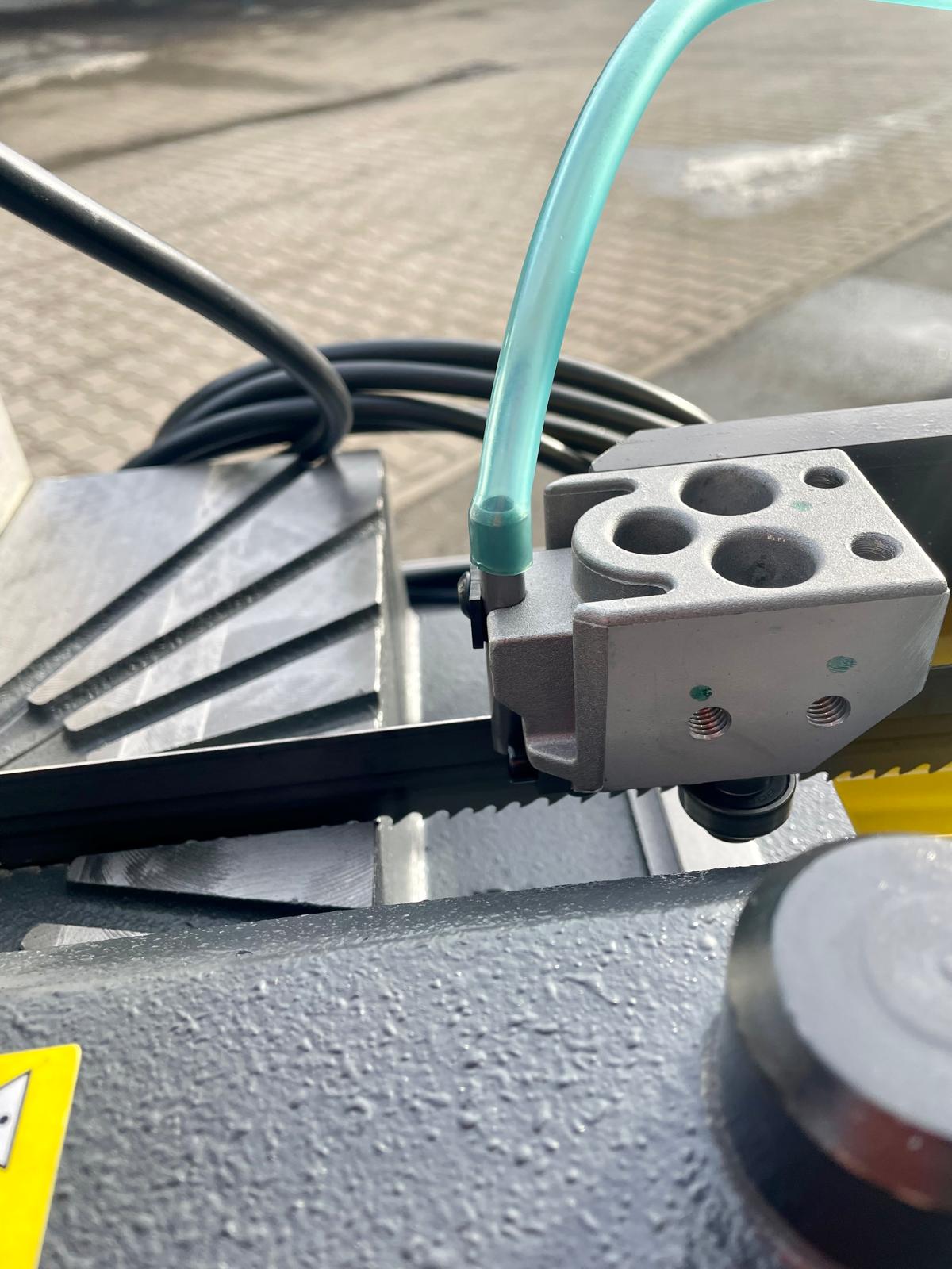 BOMAR BasiCut 275.230 DG – manuelle Metallbandsäge mit stabilem Graugussrahmen, Hartmetall-Sägebandführung und 1.500 W Antrieb