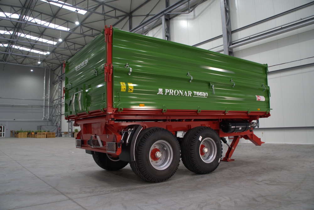 landwirtschaftsanhänger, grüner anhänger, offener transporter, seitengestell, große räder