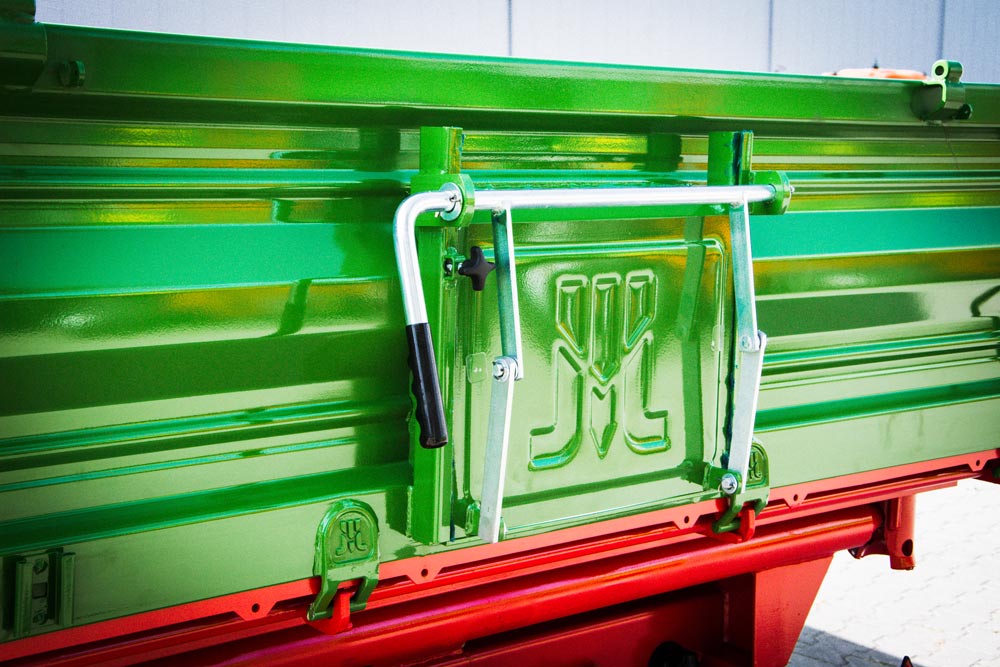 grüner Anhänger, Metallverschluss, Faltgriff, roter Sockel, industrieller Lastwagen