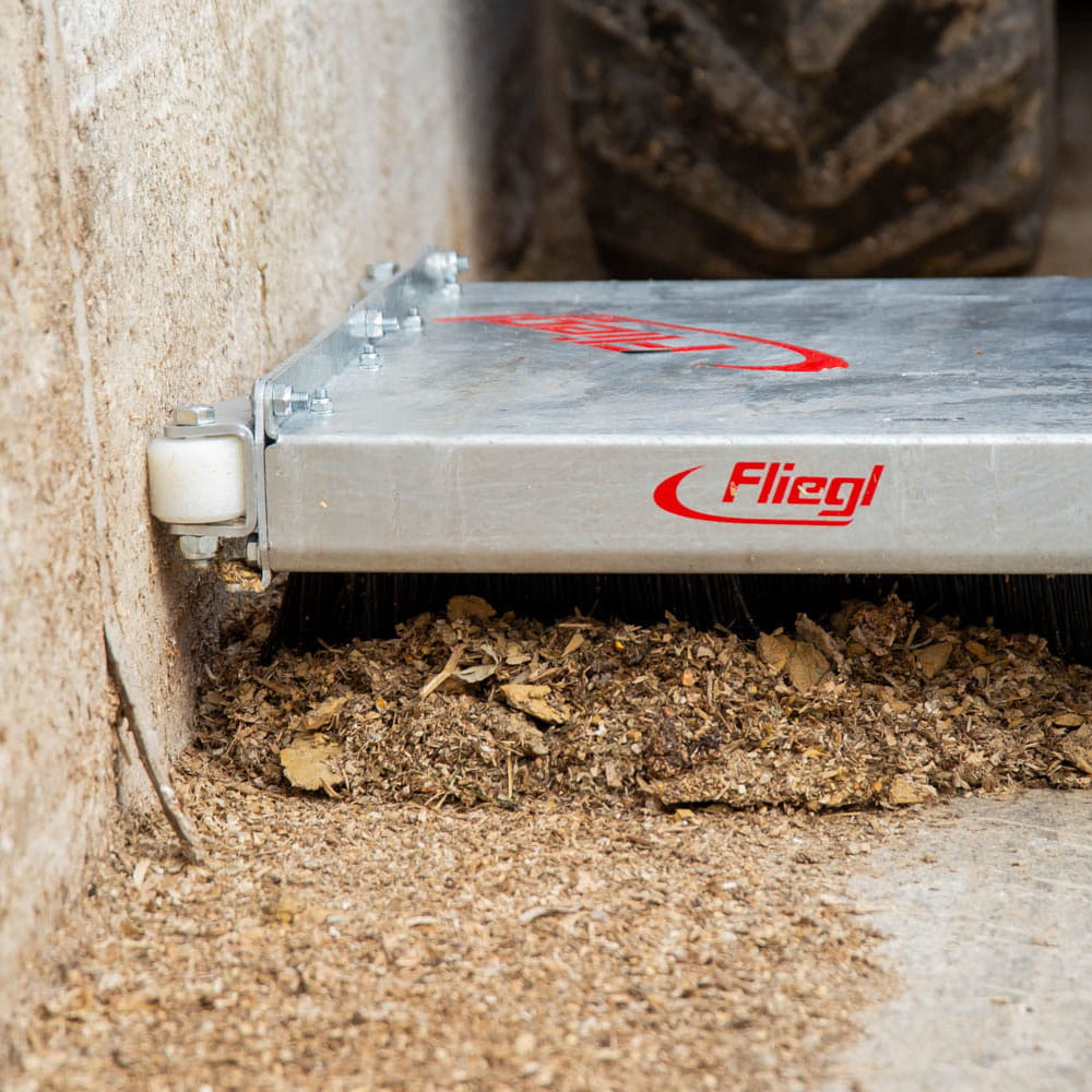 Fliegl Kehrbesen 1500 mm verzinkt – 8 Reihen | mit Anfahrtsrollen, Euro- & Stapleraufnahme