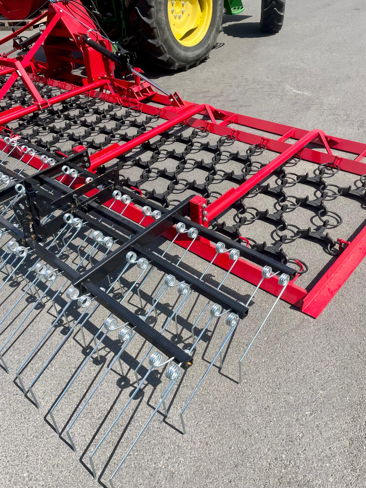 Landwirtschaft, Grubber, Streuwagen, Metallzinken, rot-schwarz