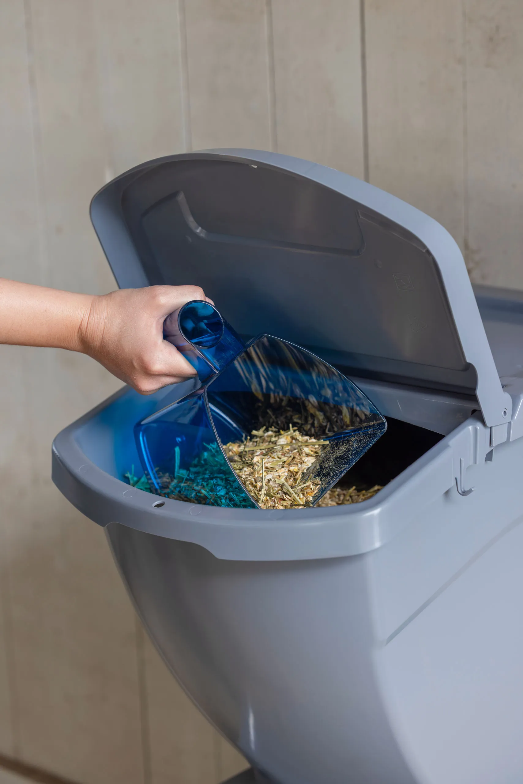 Stapelbare Futterbox 40L mit Deckel – platzsparender Vorratsbehälter für Tierfutter