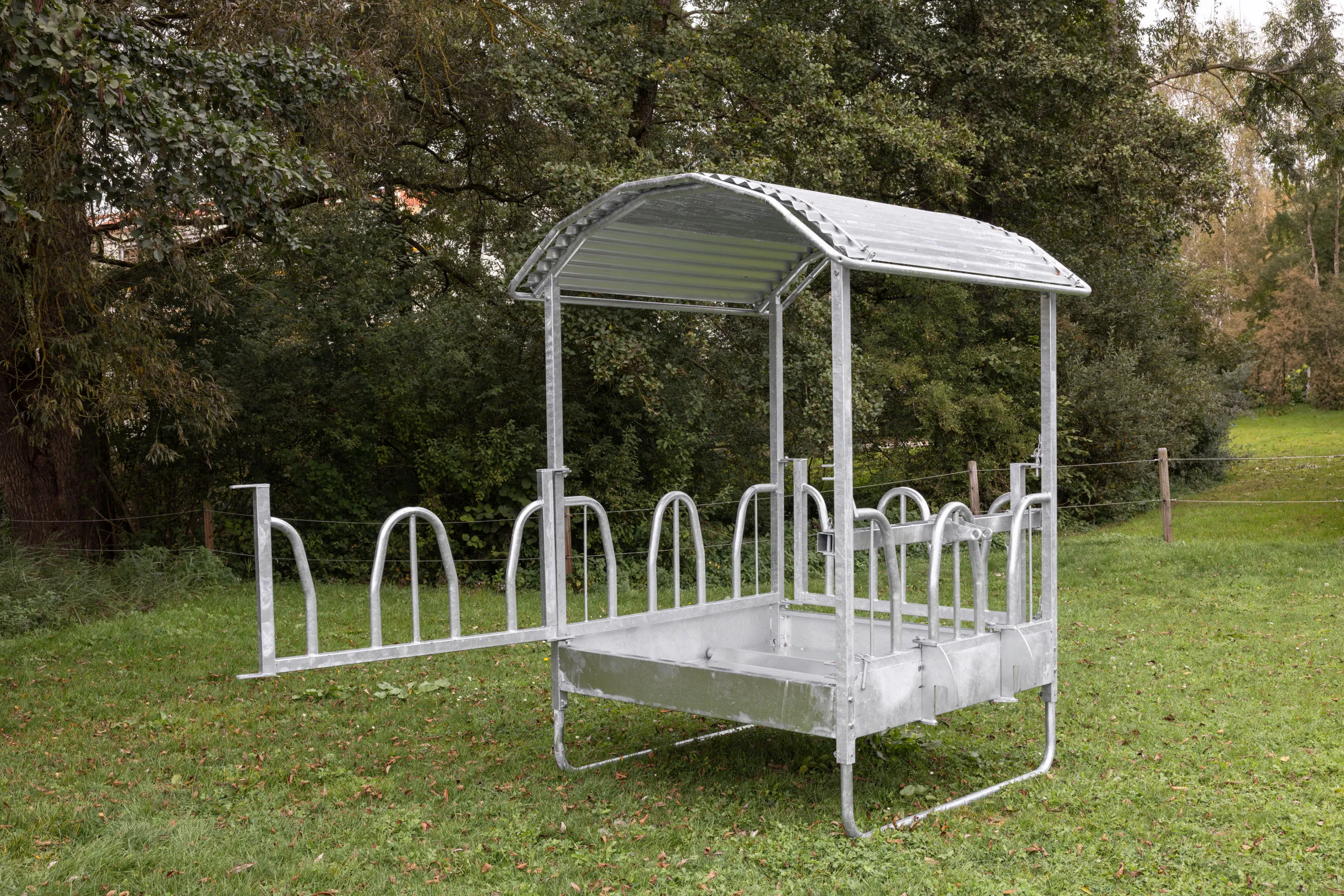 Viereckraufe Hobby 1,5 x 1,5 m mit Palisadenfressgitter – 8 Fressplätze Ballenraufe