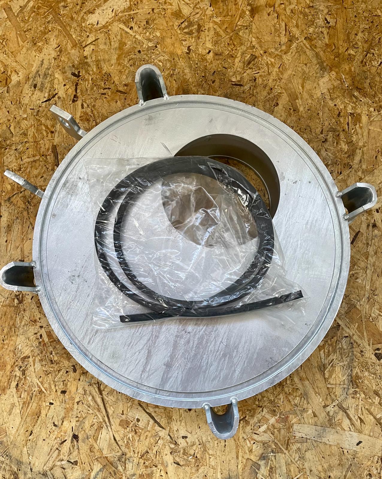 Annaburg galvanized storage door including seal - 80008727