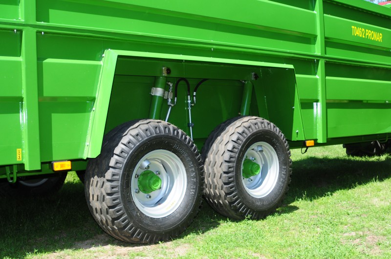 landwagen, landwirtschaftsanhänger, große räder, grüner anhänger, reifen mit profil