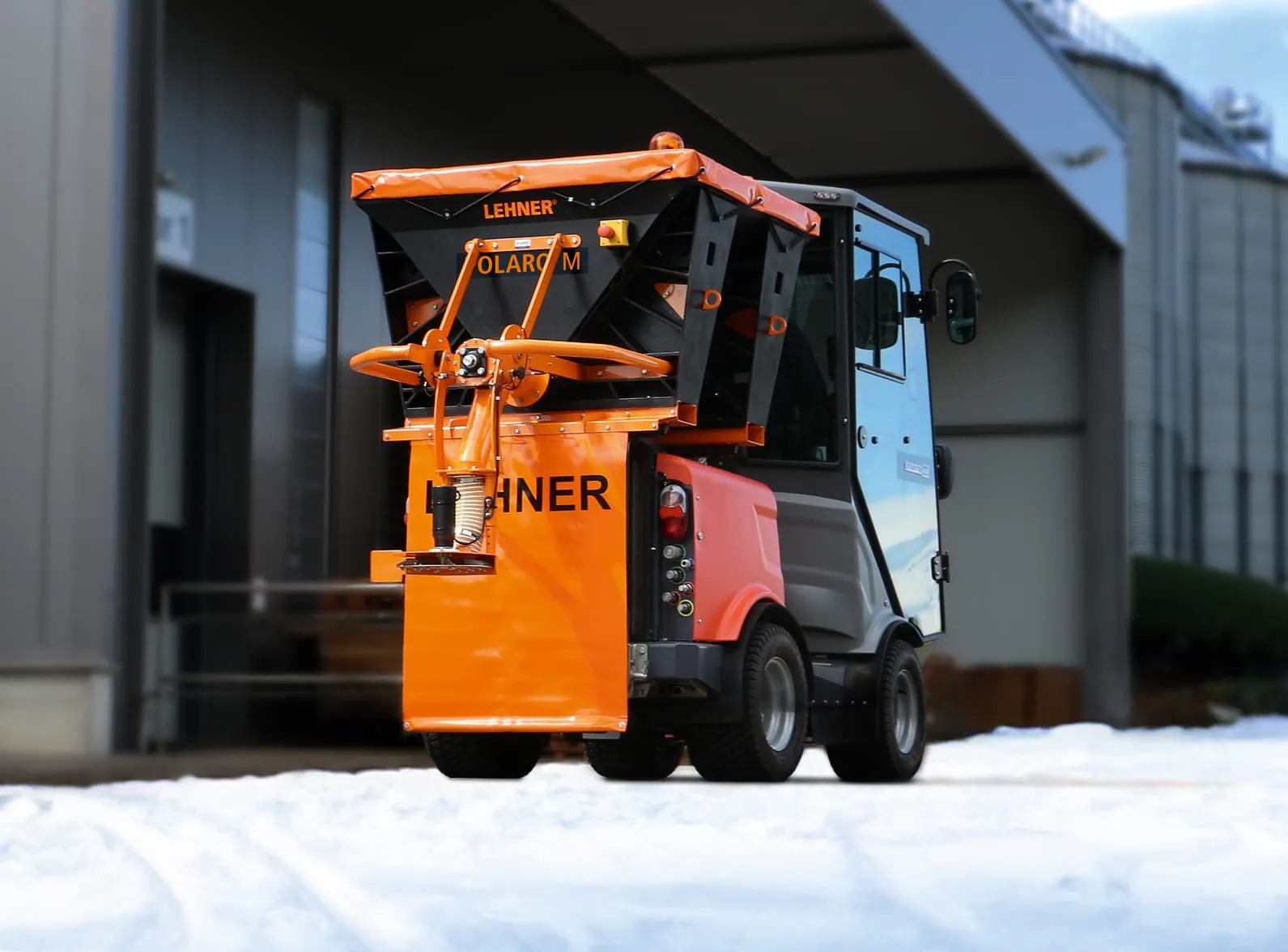 Schneeräumfahrzeug, Streufahrzeug, orange-schwarz, geschlossene Kabine, Winterdienst