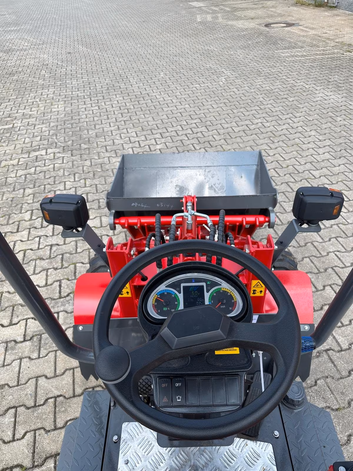 Electric wheel loader 604 – 650 kg lifting capacity | Zero Emission all-wheel loader