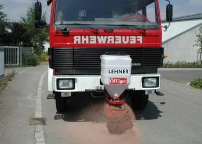 Frontstreuer, Streugerät, Kunststoffbehälter, weiß-rot, Fahrzeuganbau