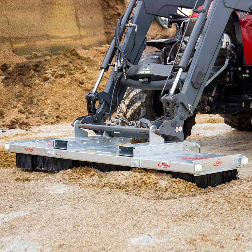 Fliegl Kehrbesen 1500 mm verzinkt – 8 Reihen | mit Anfahrtsrollen, Euro- & Stapleraufnahme