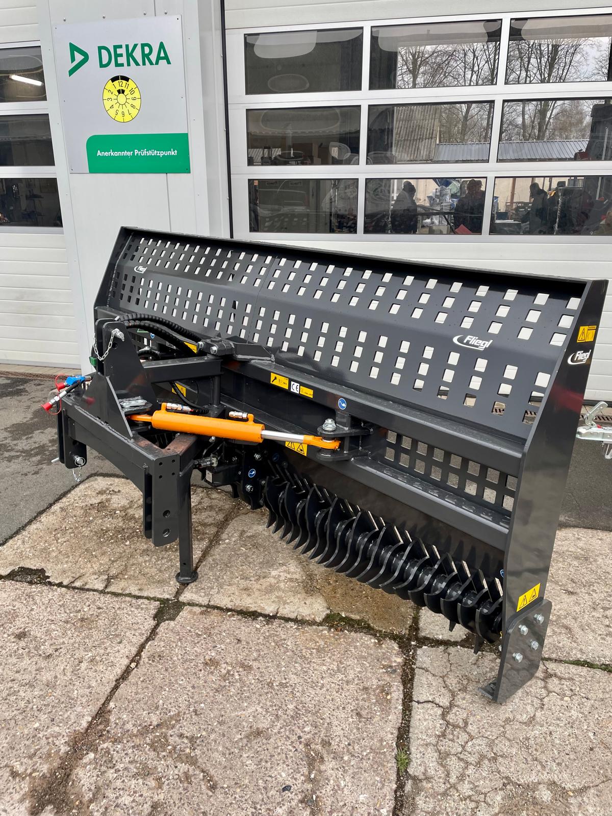 Fliegl Siloschiebeschild mit Rotorverteiler – 3000 mm hydraulisch schwenkbar, Dreipunktaufnahme Kat. 2