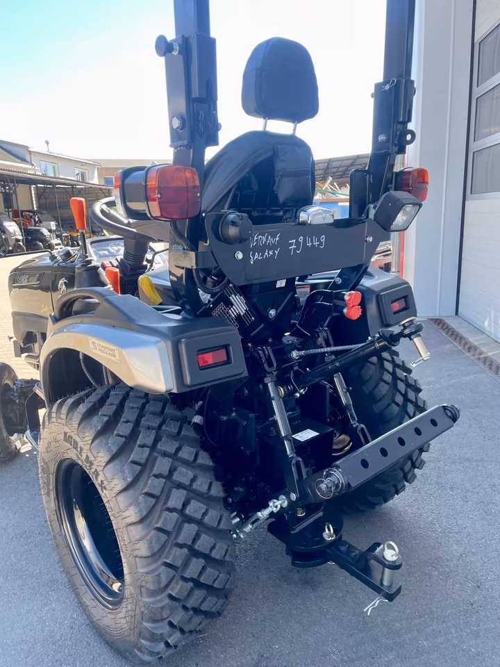 Solis 26 9+9 Panther – Tracteur compact de 26 ch avec transmission 9V/9R et transmission intégrale