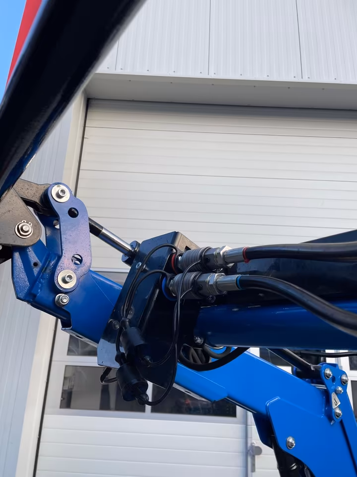 Solis 26 9+9 Traktor mit XXL Kabine & Frontlader | 26 PS Mitsubishi Diesel – Allrad, Servolenkung & Komfort