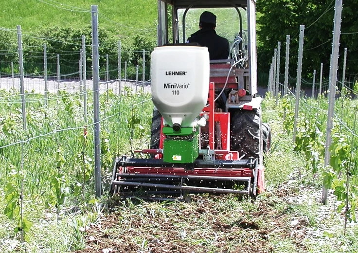 Düngestreuer, Traktor-Anbaugerät, Dosierbehälter, Kunststoffbehälter, Weinbau