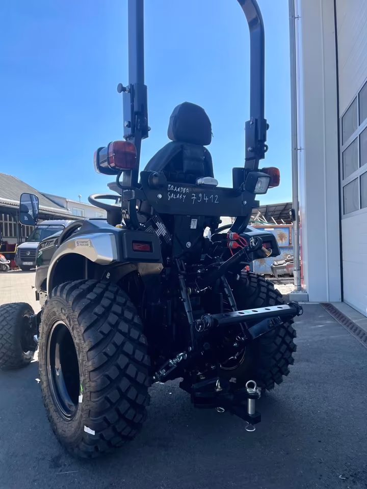 Solis 26 HST Panther – Tracteur compact de 26 ch avec transmission hydrostatique et transmission intégrale