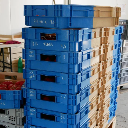 plastic crate, gestapelte crates, blaue crates, aufbewahrungskiste, lagerung