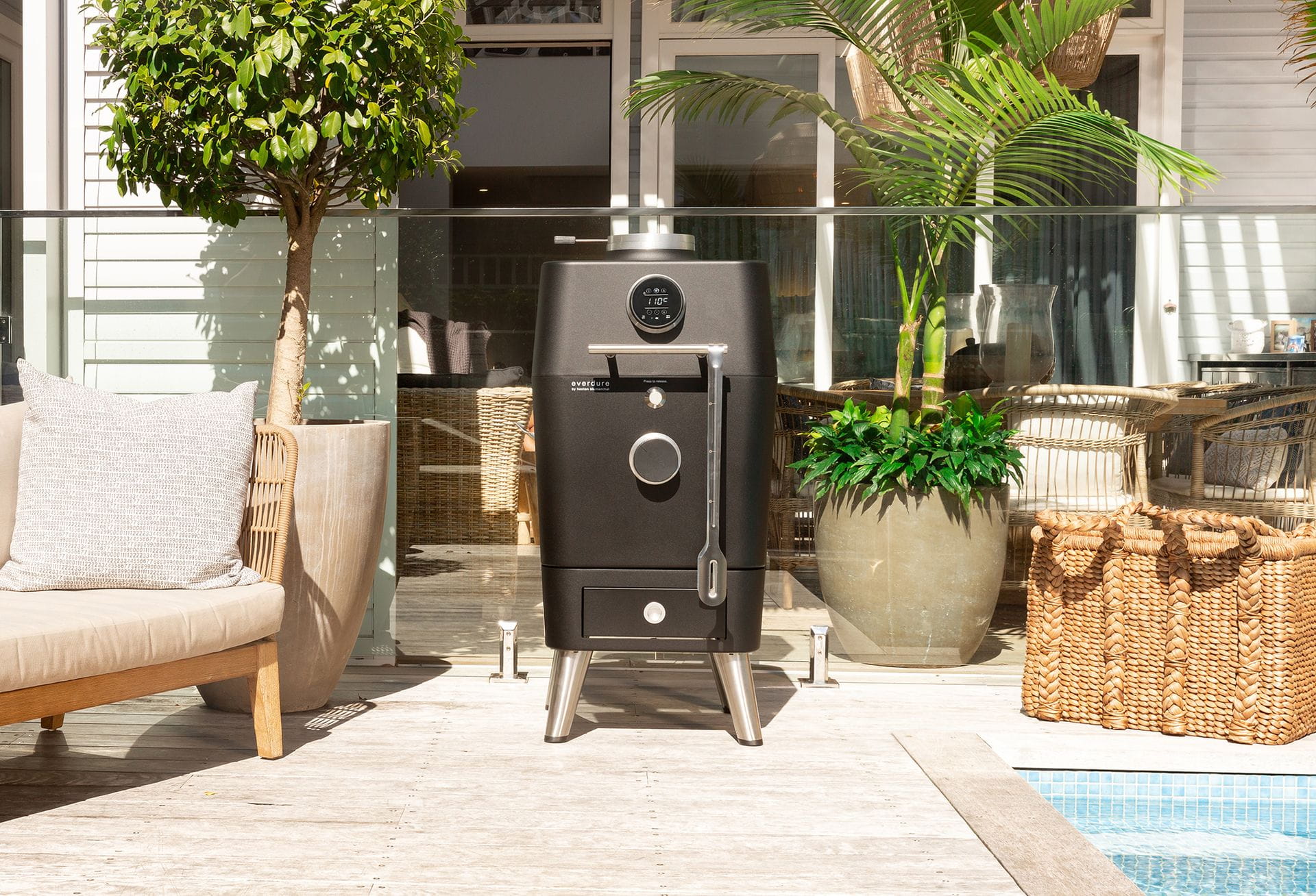 Everdure 4K Outdoor Ofen mit elektrischem Anzünder – Premium Holzkohle Kamado Grill | Farbe: schwarz