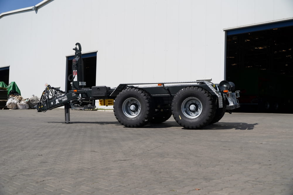 Remorque à bras de levage PRONAR T285/1 – PTAC de 23 tonnes, essieu tandem, suspension parabolique et système hydraulique