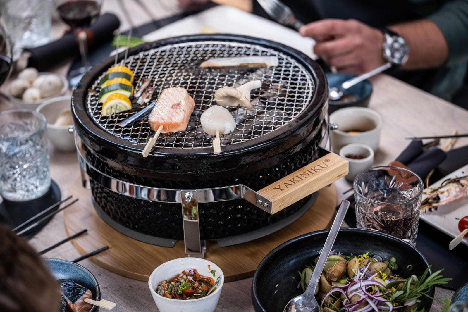 YAKINIKU Shichirin Keramik-Tischgrill rund Ø 300 mm MEDIUM – japanischer Konro Holzkohlegrill für Yakitori, Teppanyaki & Hibachi | 2–6 Personen