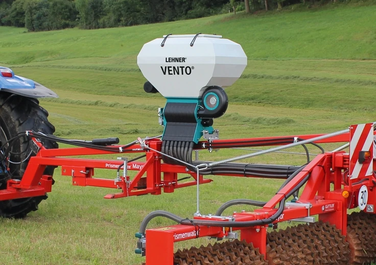 Pneumatische Sämaschine, Saatgutbehälter, Landwirtschaftliches Anbaugerät, Rote Landmaschine, Grünlandpflege