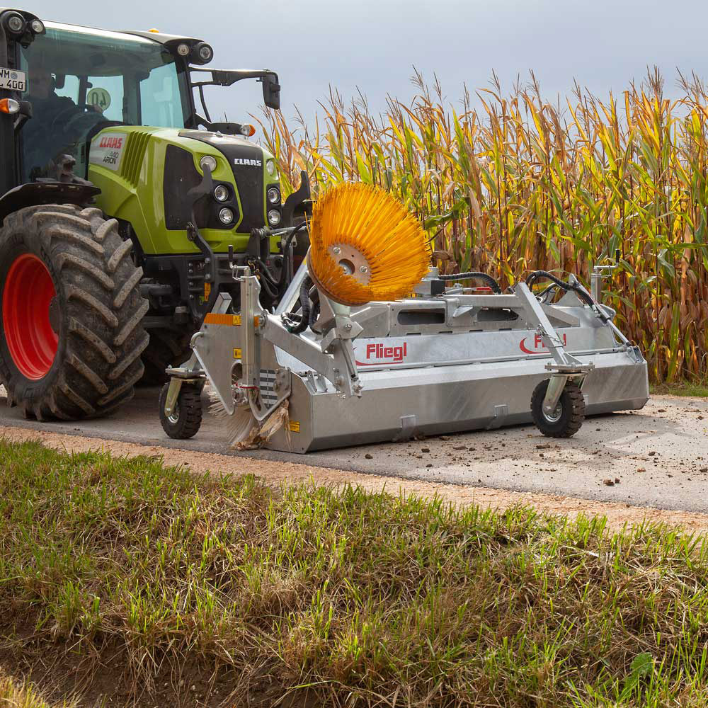 Traktor, Feldgerät, Maisfeld, Besenaufsatz, Besenräumgerät