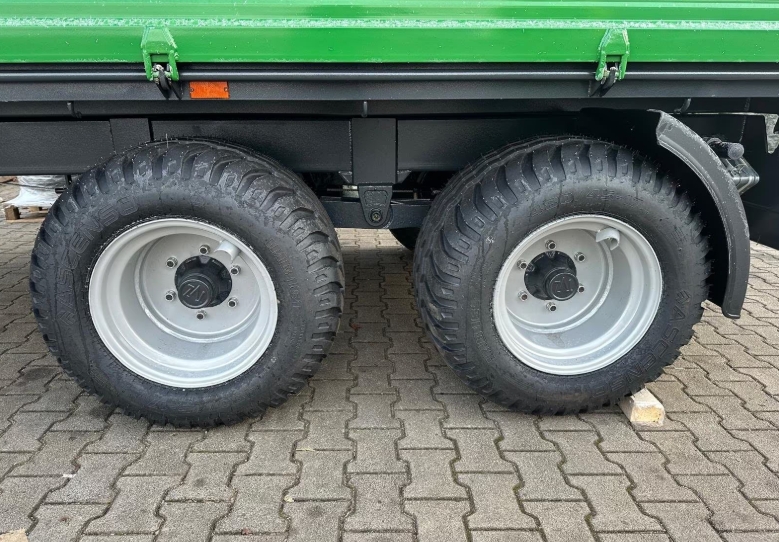 Benne basculante tridirectionnelle à un essieu, essieu tandem de 8 tonnes, 40 km/h – benne de 450 x 220 cm avec équipement complet
