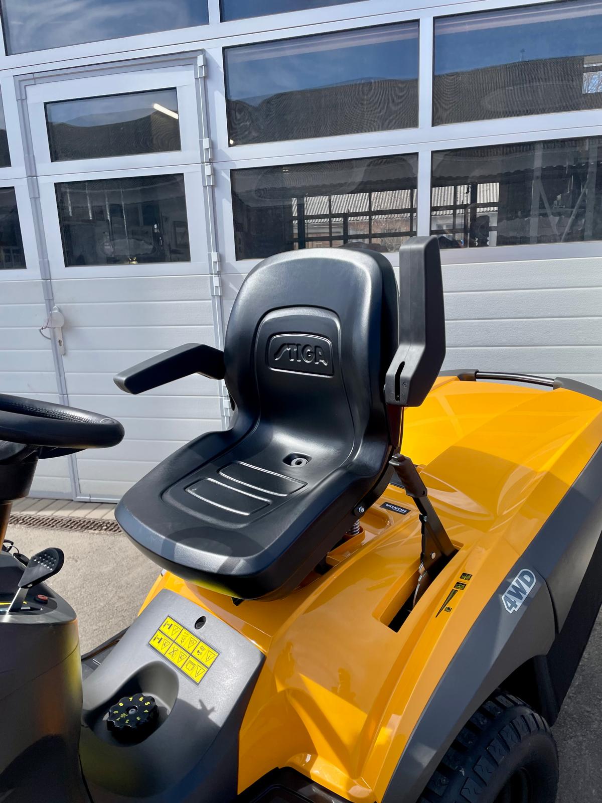 STIGA Allrad-Rasentraktor Estate 9102 WX – 102 cm – 24,7 PS Honda GXV 690 – 4WD – Mulchkit, Anhängerkupplung & Ladegerät