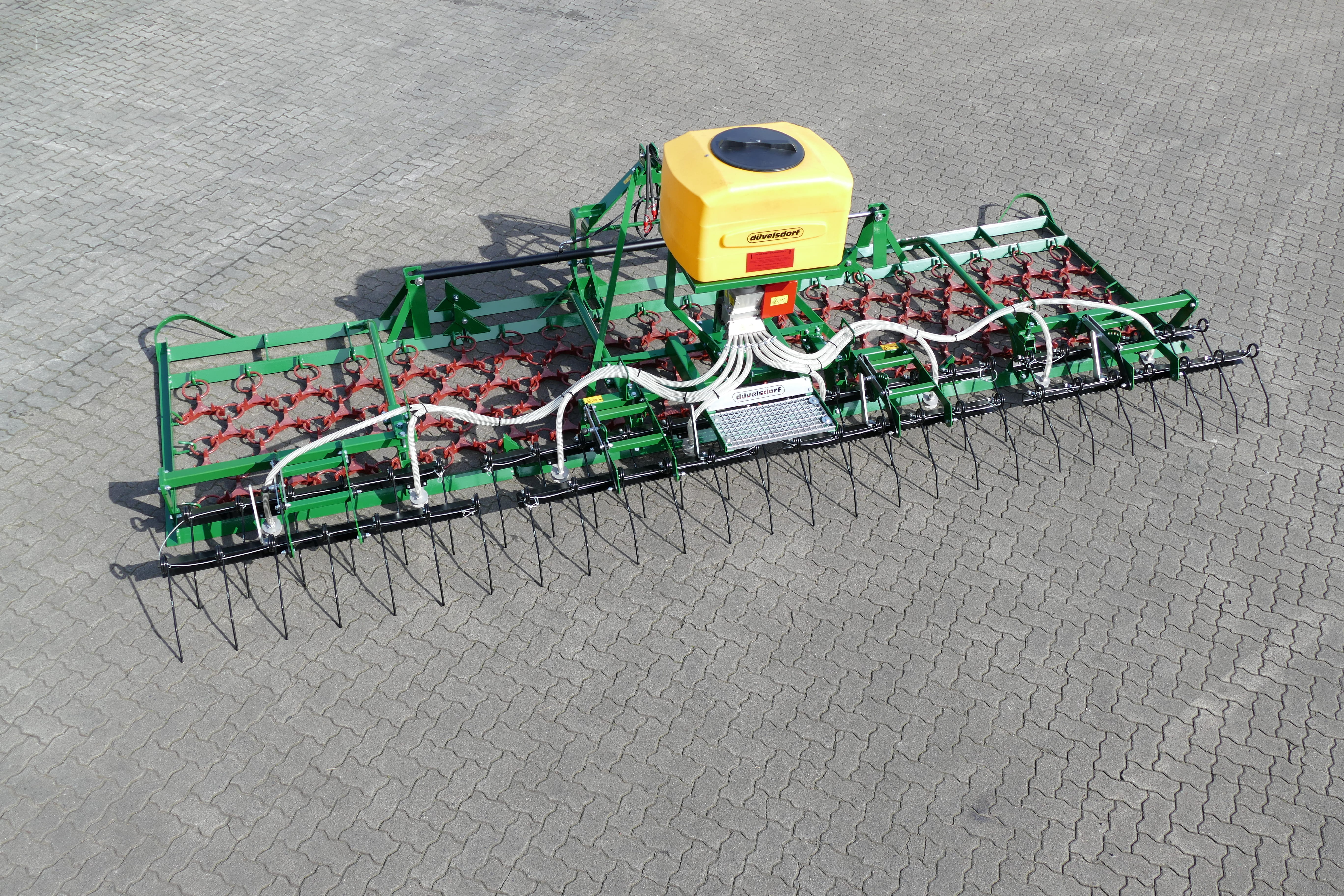Düvelsdorf Grünlandegge 6m / 4-reihig mit Striegelfeld und Sägerät