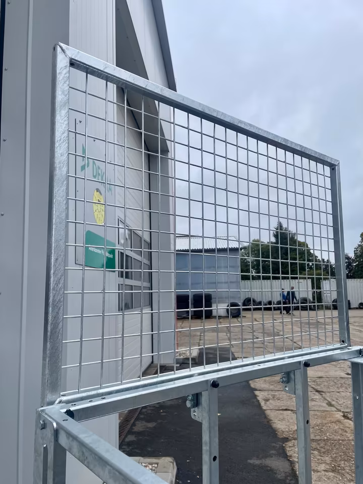 Fliegl Arbeitsbühne verzinkt | seitlicher Einstieg | Stapleraufnahme | Bausatz mit Montageanleitung
