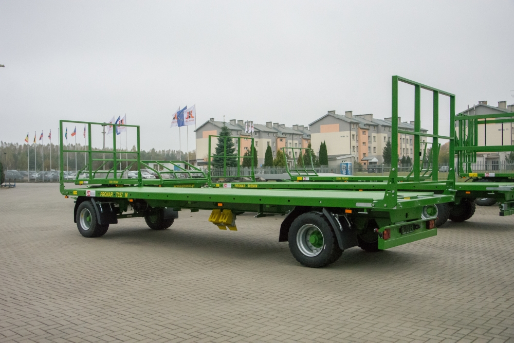 Transportanhänger, Flachbettanhänger, grüner Anhänger, Achslageranhänger, industrielle Ausrüstung