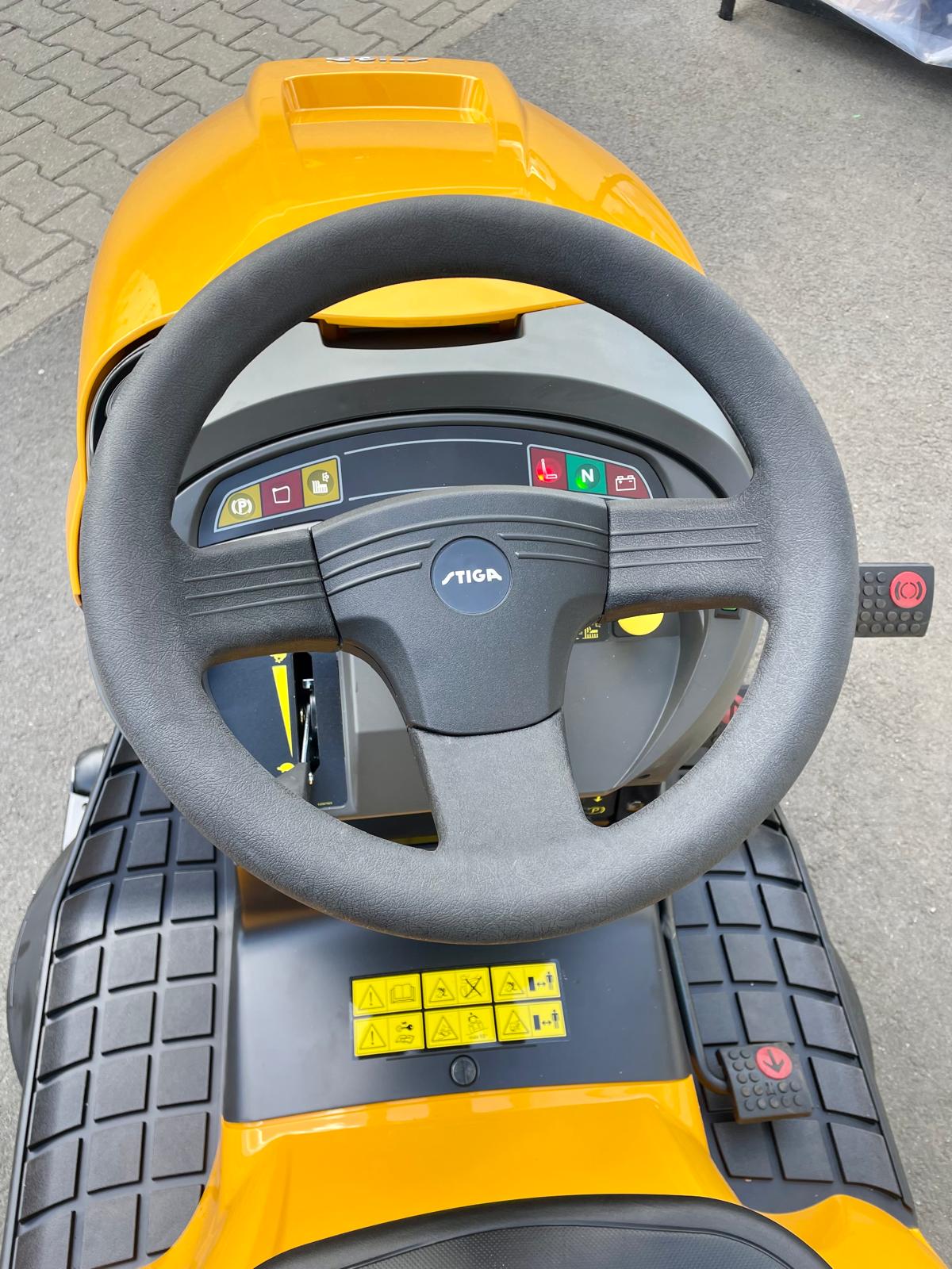 STIGA Rasentraktor Estate 798 W Special HONDA – 98 cm – 20,3 PS – Hydrostat – Mulchkit, Anhängerkupplung & Ladegerät