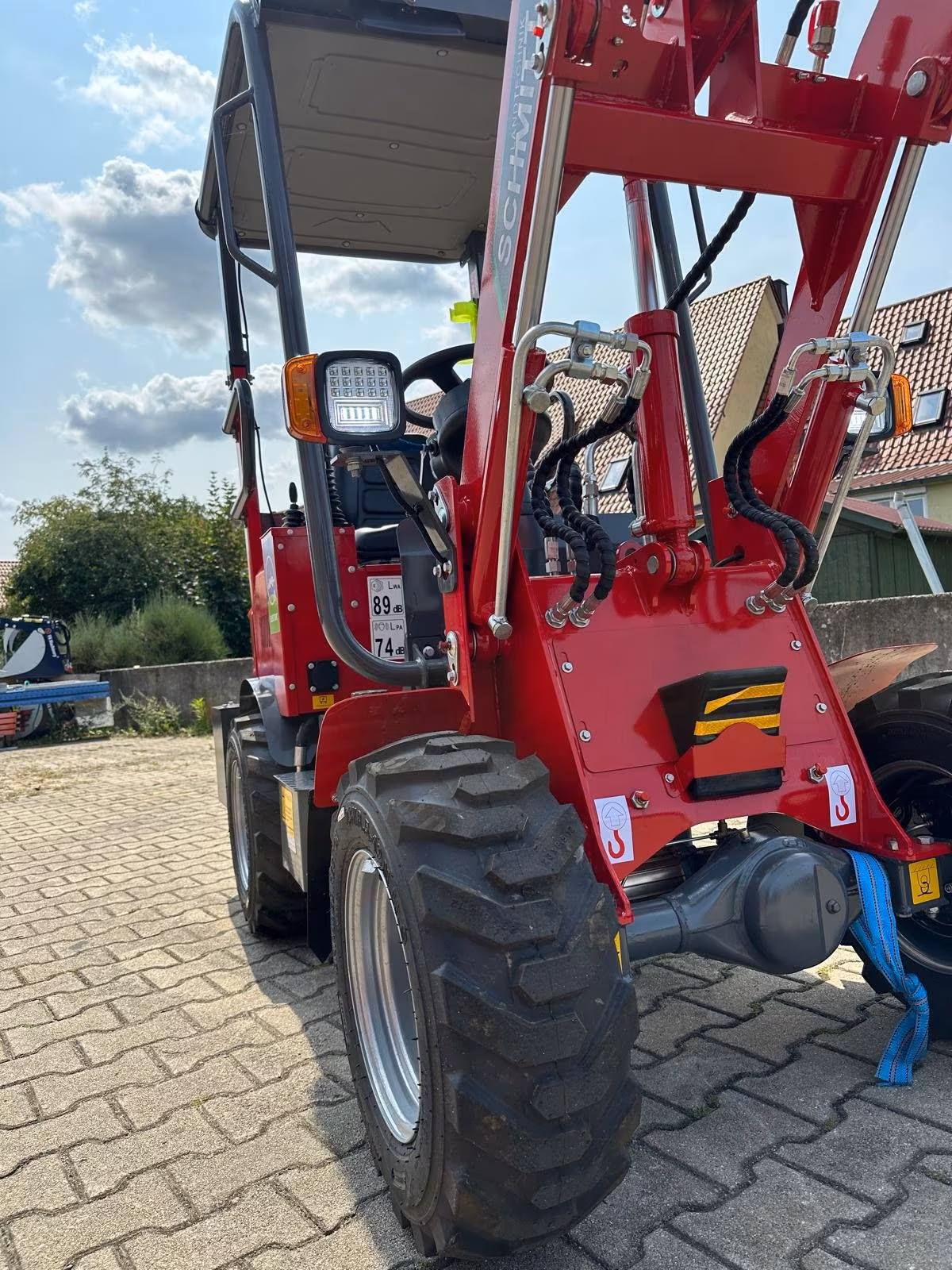 Electric wheel loader 604 – 650 kg lifting capacity | Zero Emission all-wheel loader