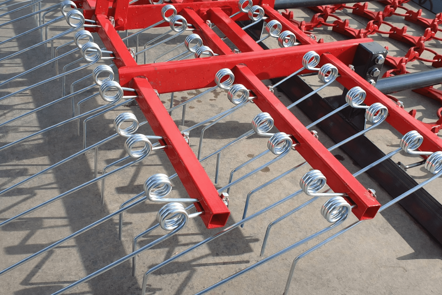 Meadow harrow with tines – Robust grassland maintenance with hydraulic folding function