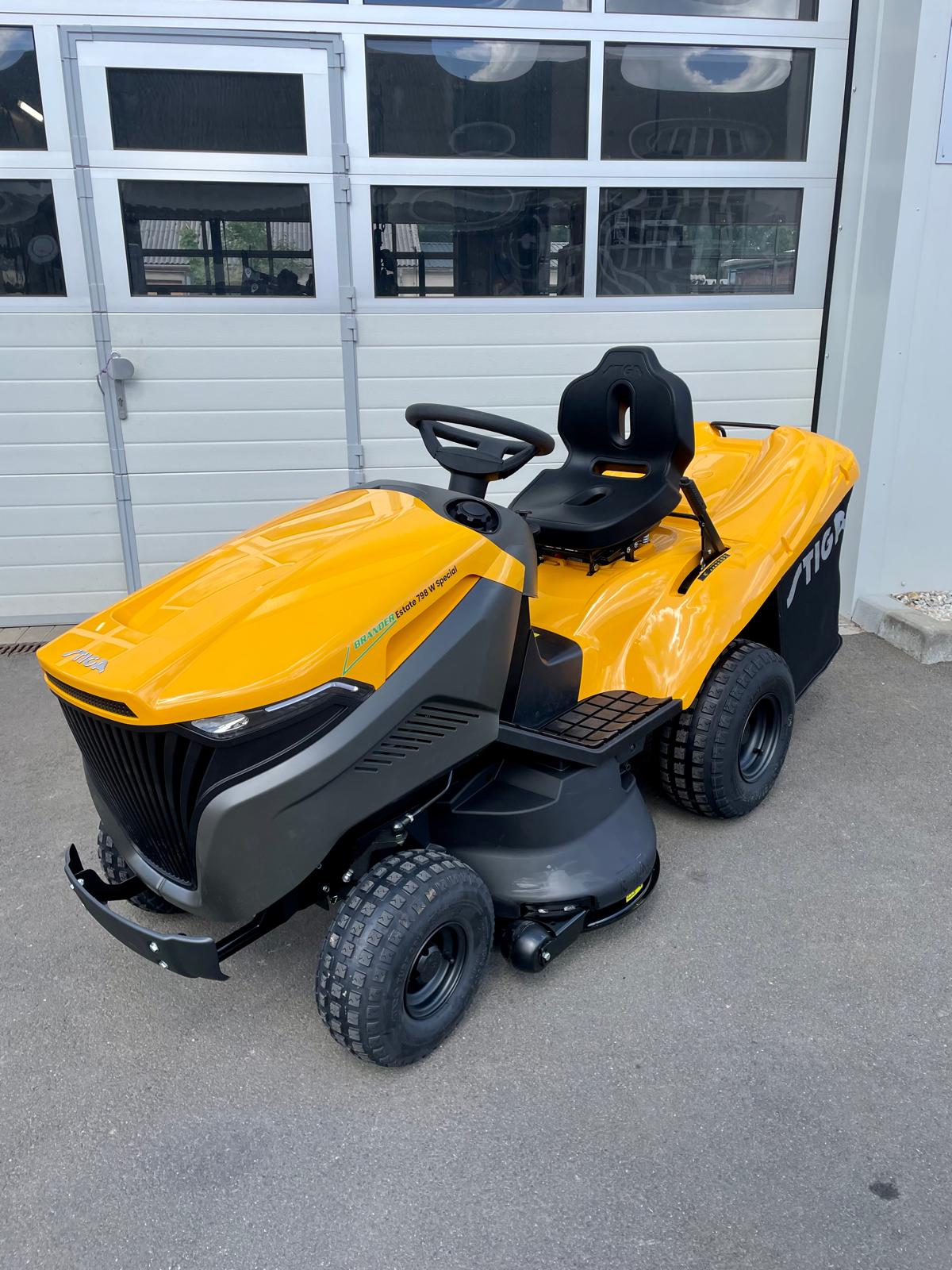 STIGA Rasentraktor Estate 798 W Special HONDA – 98 cm – 20,3 PS – Hydrostat – Mulchkit, Anhängerkupplung & Ladegerät