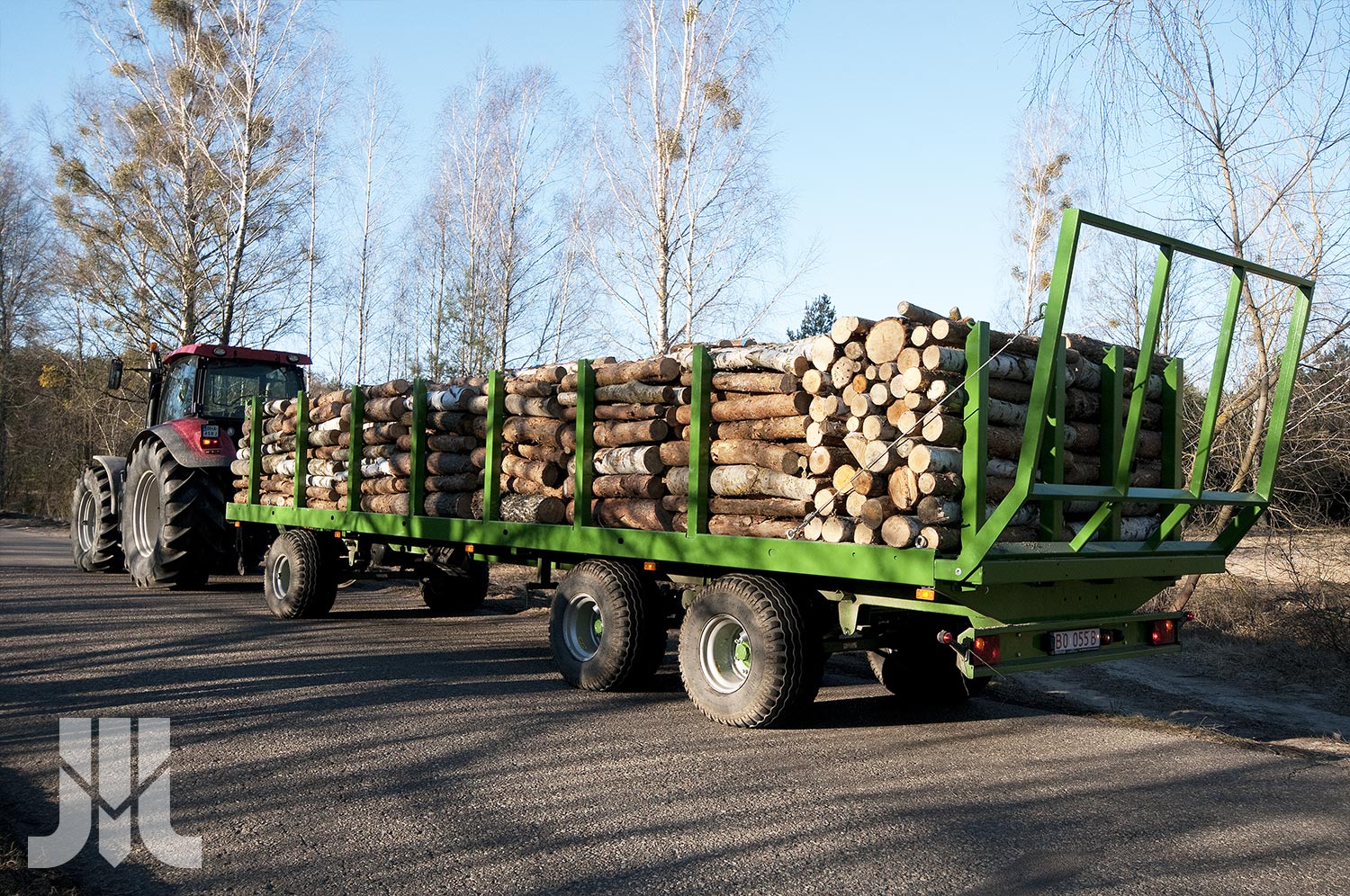 Holzstapel, Holztransport, Traktor, Sattelauflieger, Forstwirtschaft