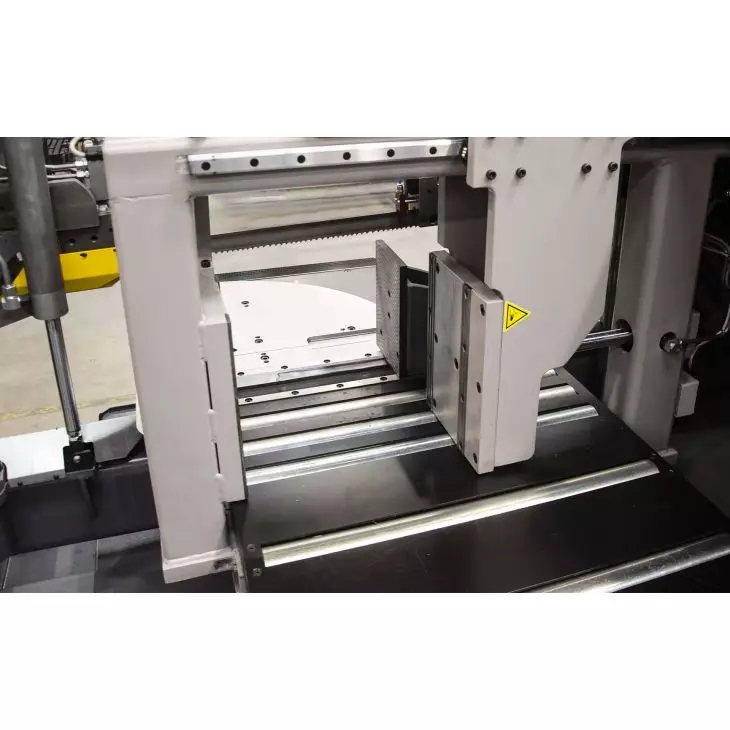 BOMAR Individual 520.360 GANC – vollautomatische, zweisäulengeführte Gehrungsbandsäge mit hydraulischen Vollhubspannstöcken