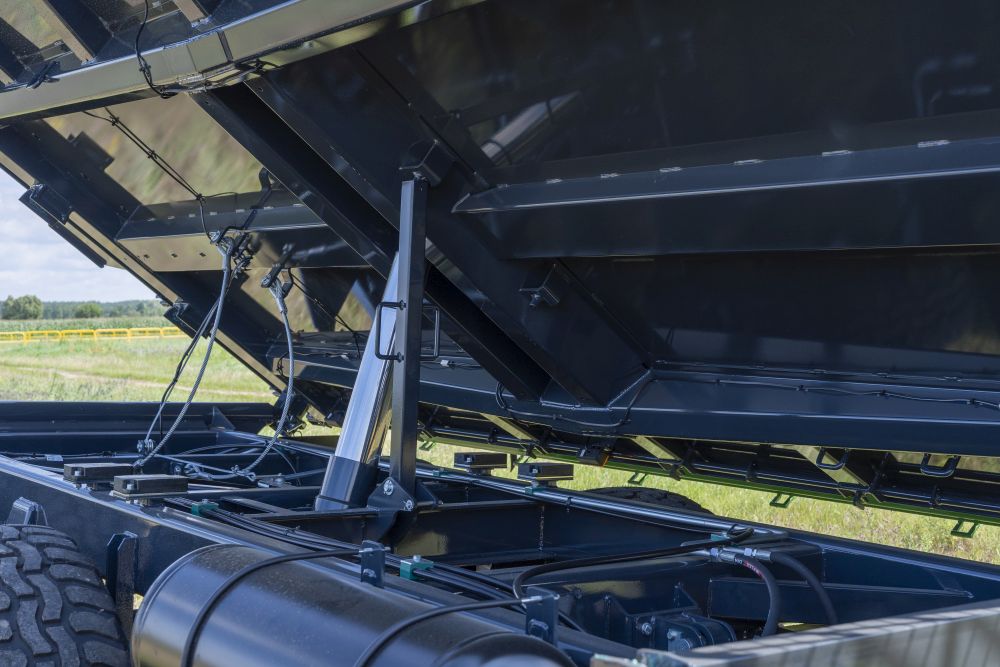 truck trailer, hydraulic system, gas cylinder, metal framework, tire axle