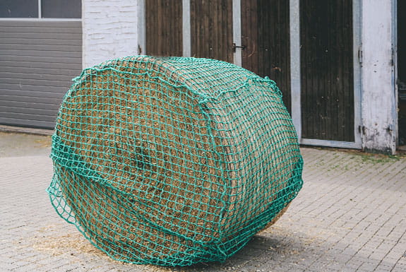 BRANDER Rundballen-Heusparnetz – Cordstärke 5 mm, Maschenweite 45 mm, 1,50 x 1,50 m | Robustes Heunetz für Rundballen