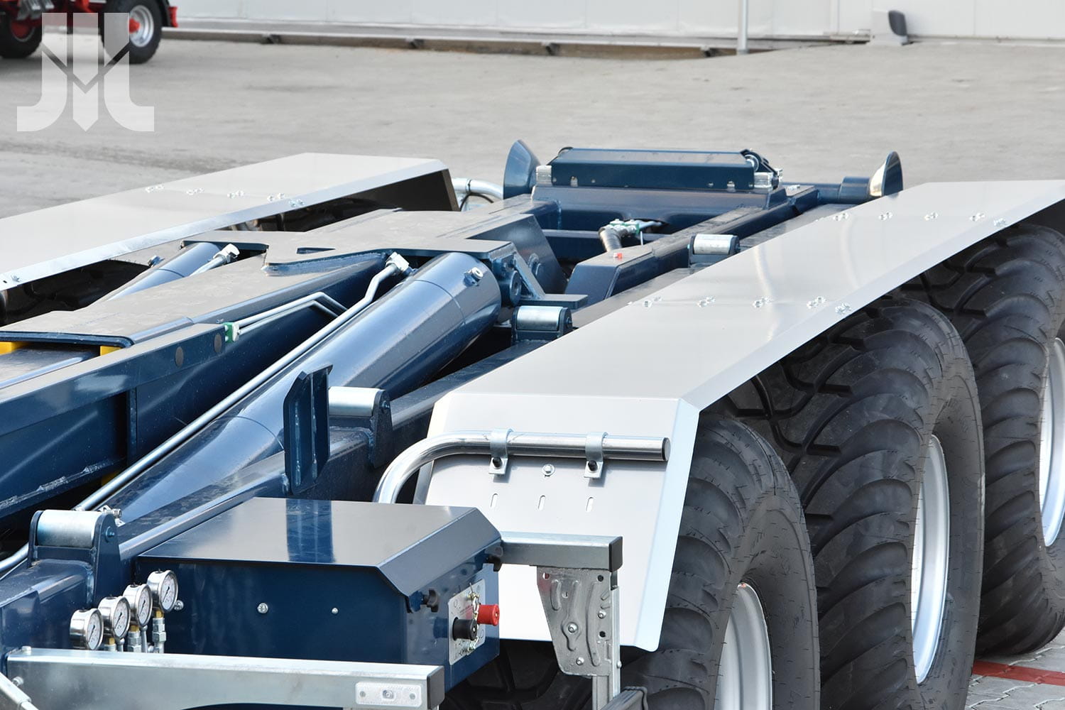 PRONAR T386 Hooklift Trailer – 33t Gross Vehicle Weight, Tridem Axle, Hydraulic System, Agriculture & Construction