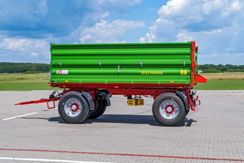 grüner Anhänger, landwirtschaftlicher Anhänger, Stahlkonstruktion, große Räder, rot-grüne Lackierung