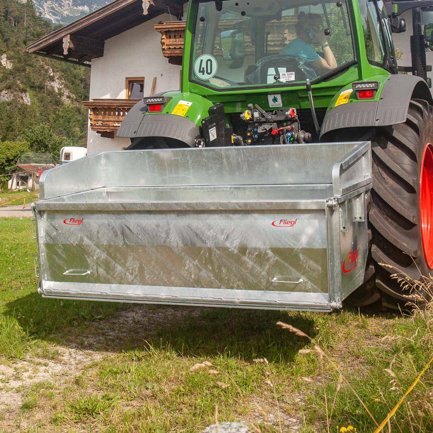 Godet arrière Fliegl petit modèle à paroi pendulaire | Entièrement galvanisé | Attelage trois points Cat. 2