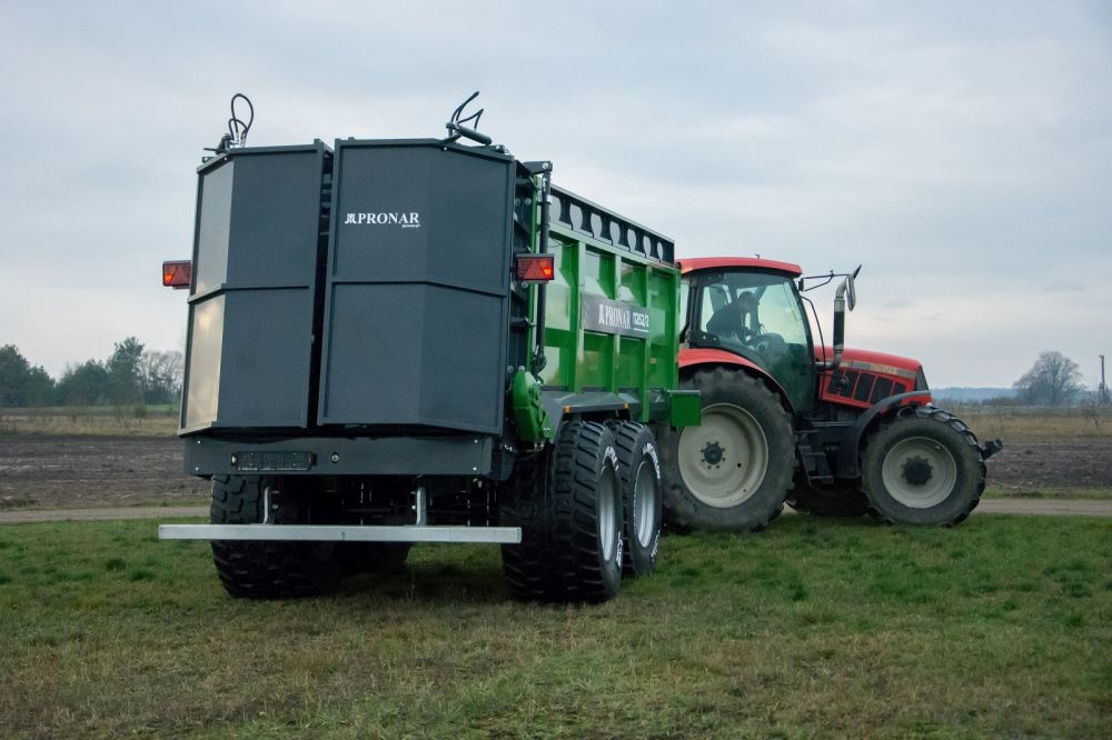Traktor, Landwirtschaftsfahrzeug, Roter Traktor, Grüner Anhänger, Landwirtschaftliche Ausrüstung