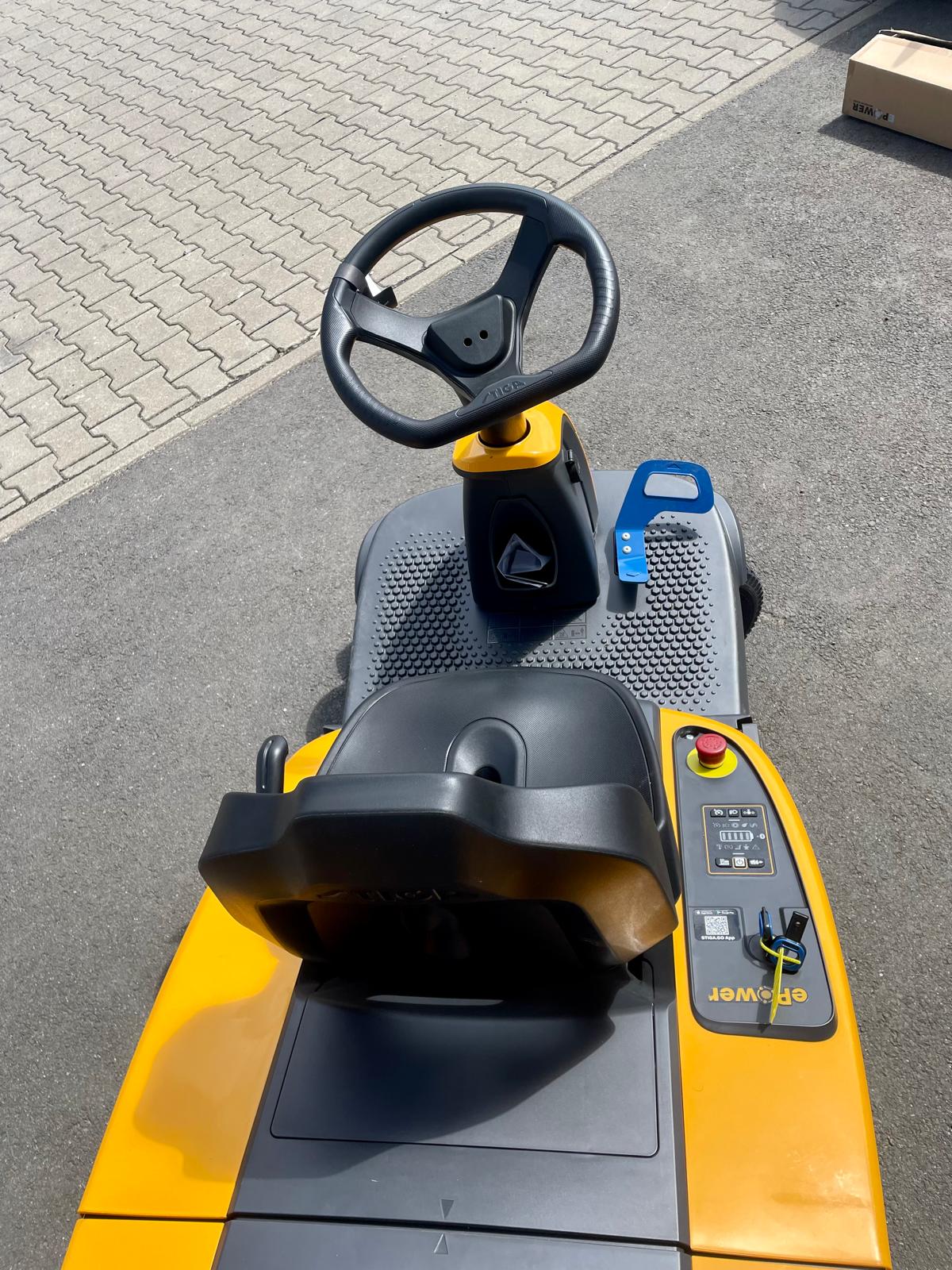 Akku Rasentraktor Stiga Swift 372e - inkl. 2x Akkus und Ladegerät