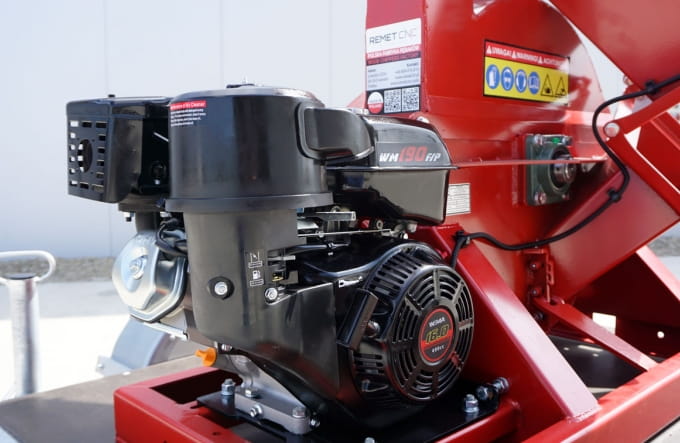 Remet CNC RTS630 wood chipper with petrol engine & trailer – professional disc chipper 100 mm