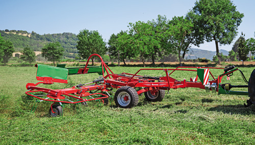 rotierende landwirtschaftliche Ausrüstung, roter Anhänger, Lernfeld landwirtschaftliche Maschine, grüner Anhänger, Feldausrüstung