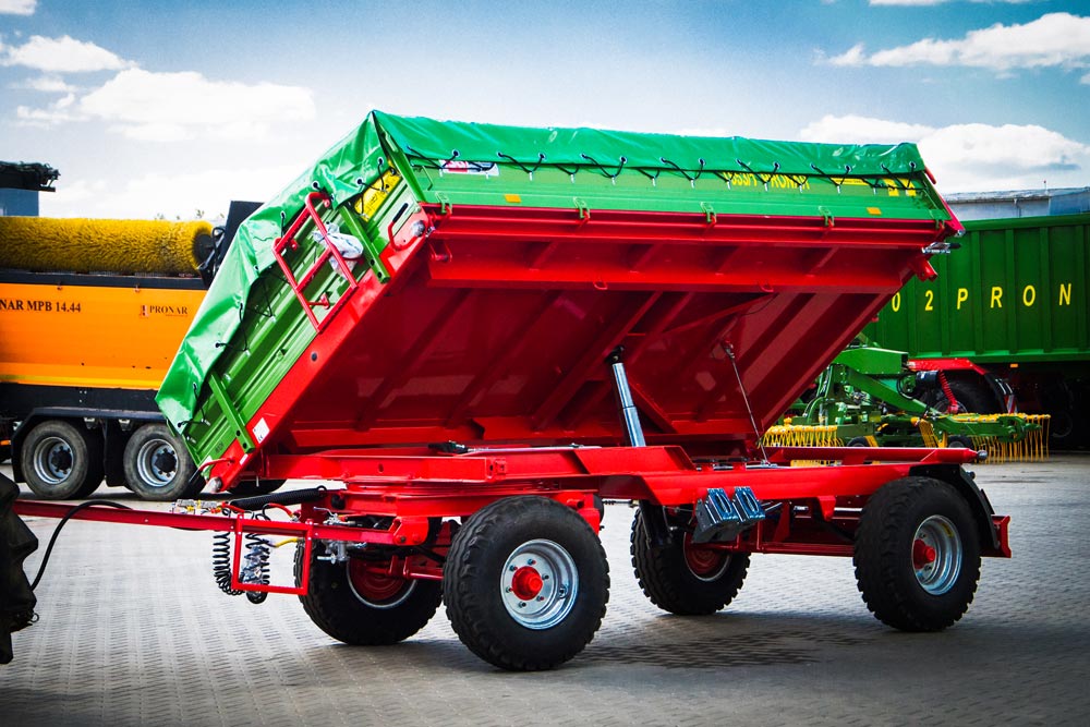 landwirtschaftlicher Anhänger,  Dieseltragwagen,  grün-roter Anhänger,  Offen Kippanhänger,  Nutzfahrzeug